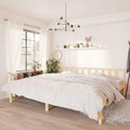 Das Bettgestell misst 180 x 200 cm aus Massivholz