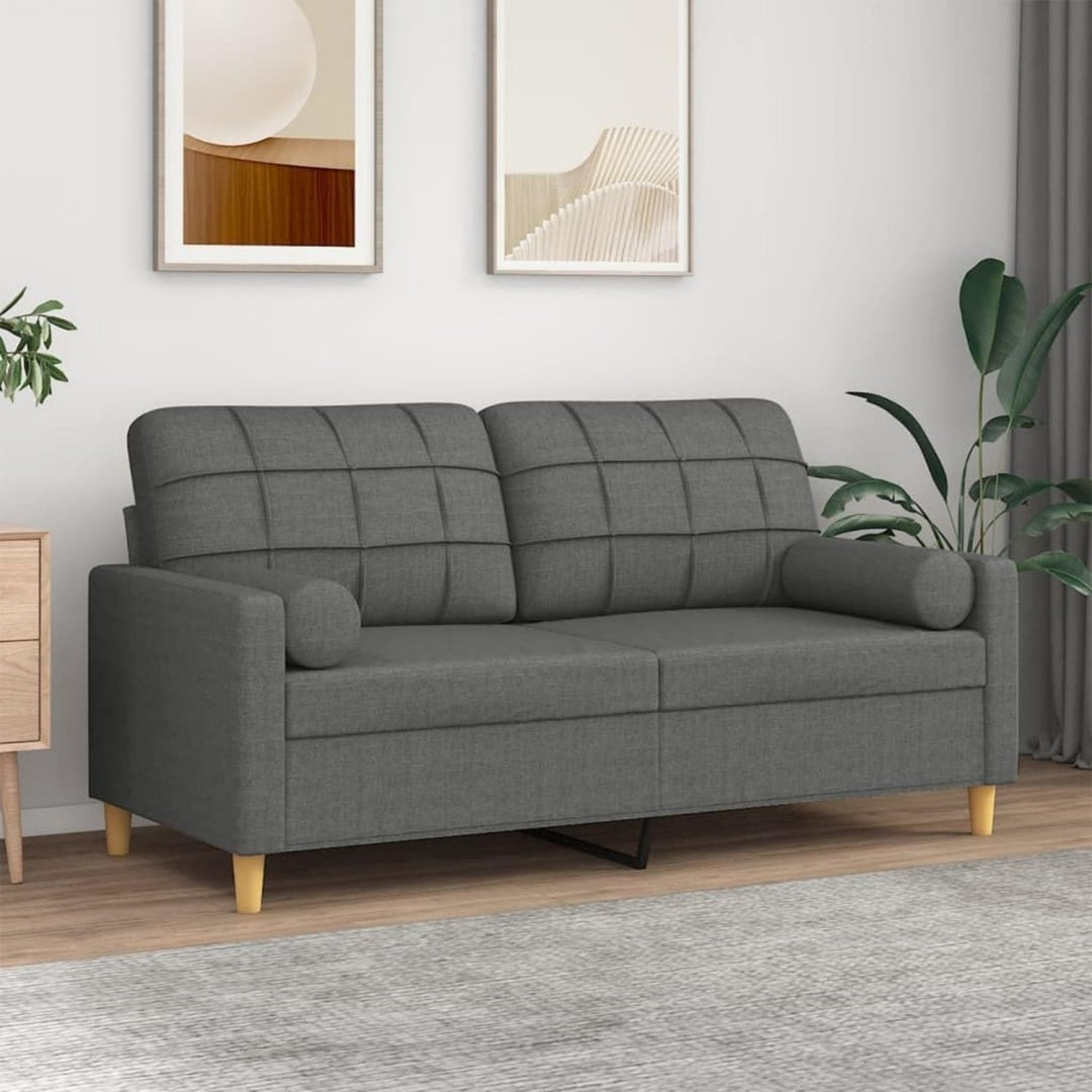 Sofa verbindet Armlehnen und Holzbeine
