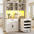 LED Beleuchtung trifft auf Glastueren an dem Hochschrank