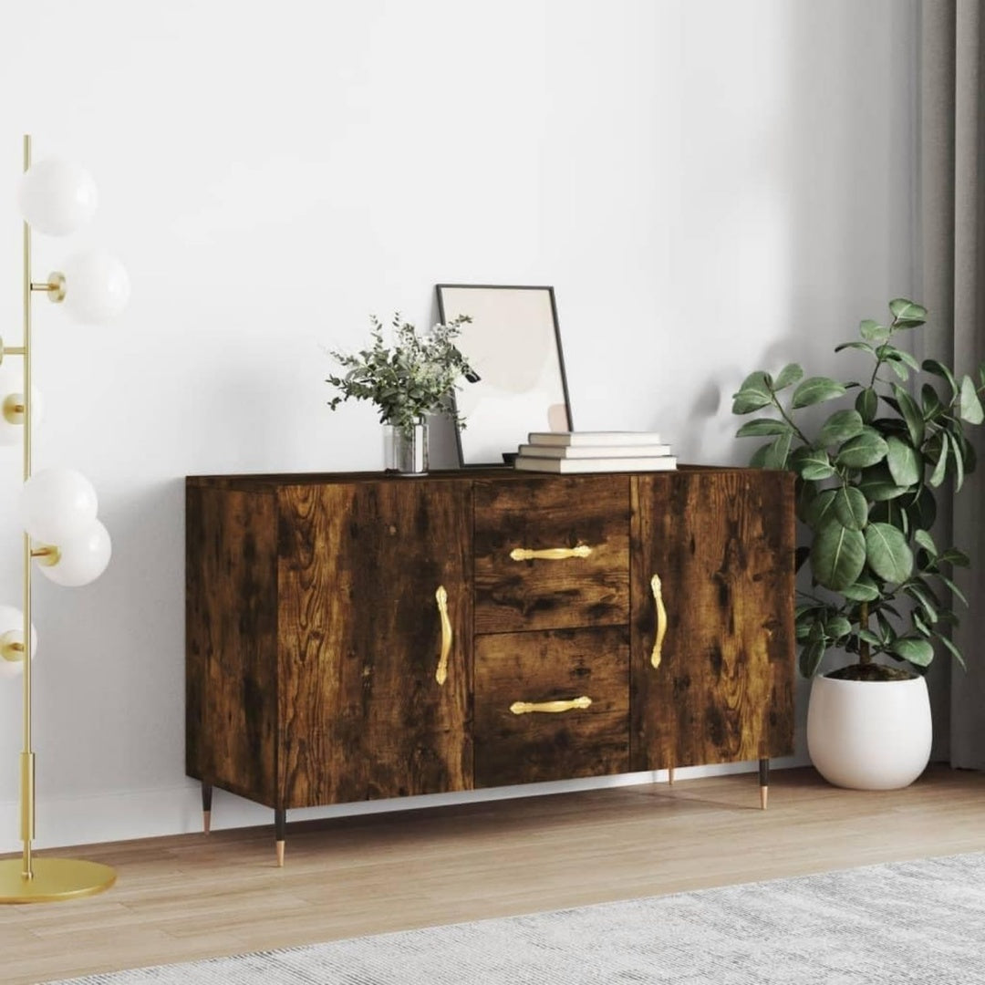 Das Sideboard setzt auf ein Metallgestell in Eichenbraun