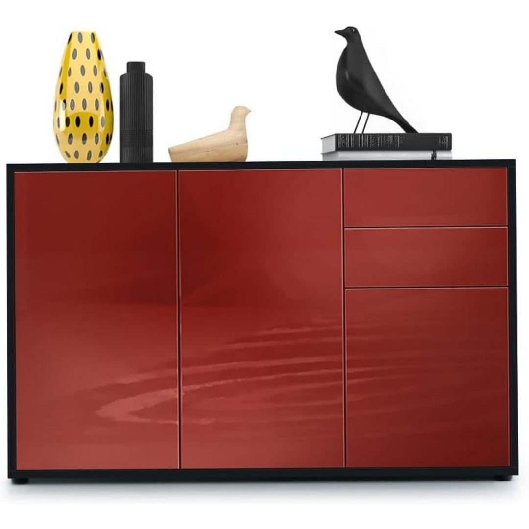 Grifflose Fronten ergaenzen das Sideboard