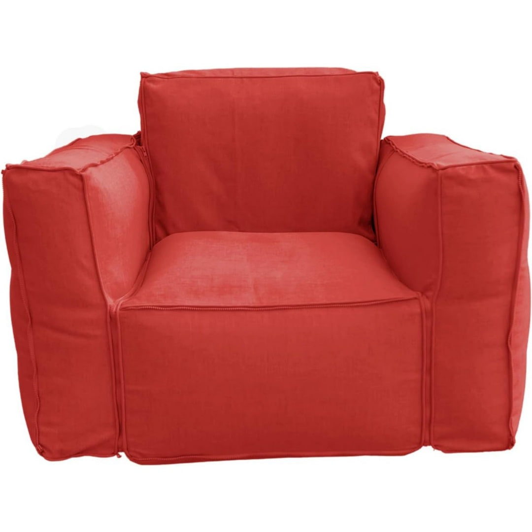 Rot bestimmt die Farbgebung von dem Sofa