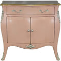 Rosa und Gold und Silber gibt dem Sideboard einen farblichen Akzent