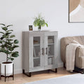 Das Sideboard zeigt geschlossenen Stauraum in Eichenbraun und Grau