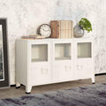 Metallgriffe und Glastueren an dem Sideboard