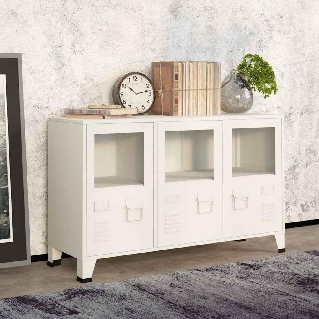 Metallgriffe und Glastueren an dem Sideboard
