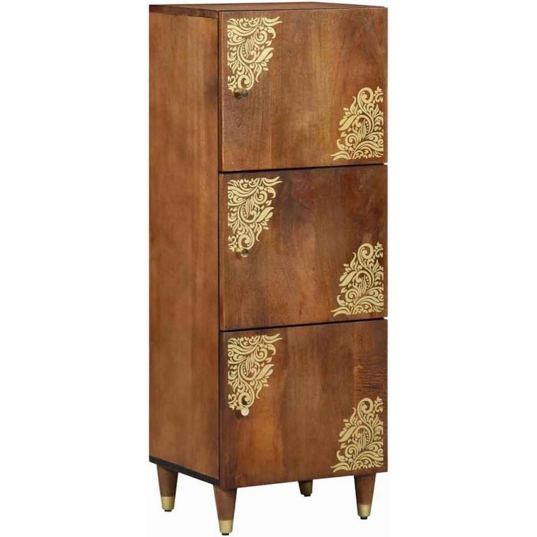 Braun gibt dem Hochschrank einen farblichen Akzent