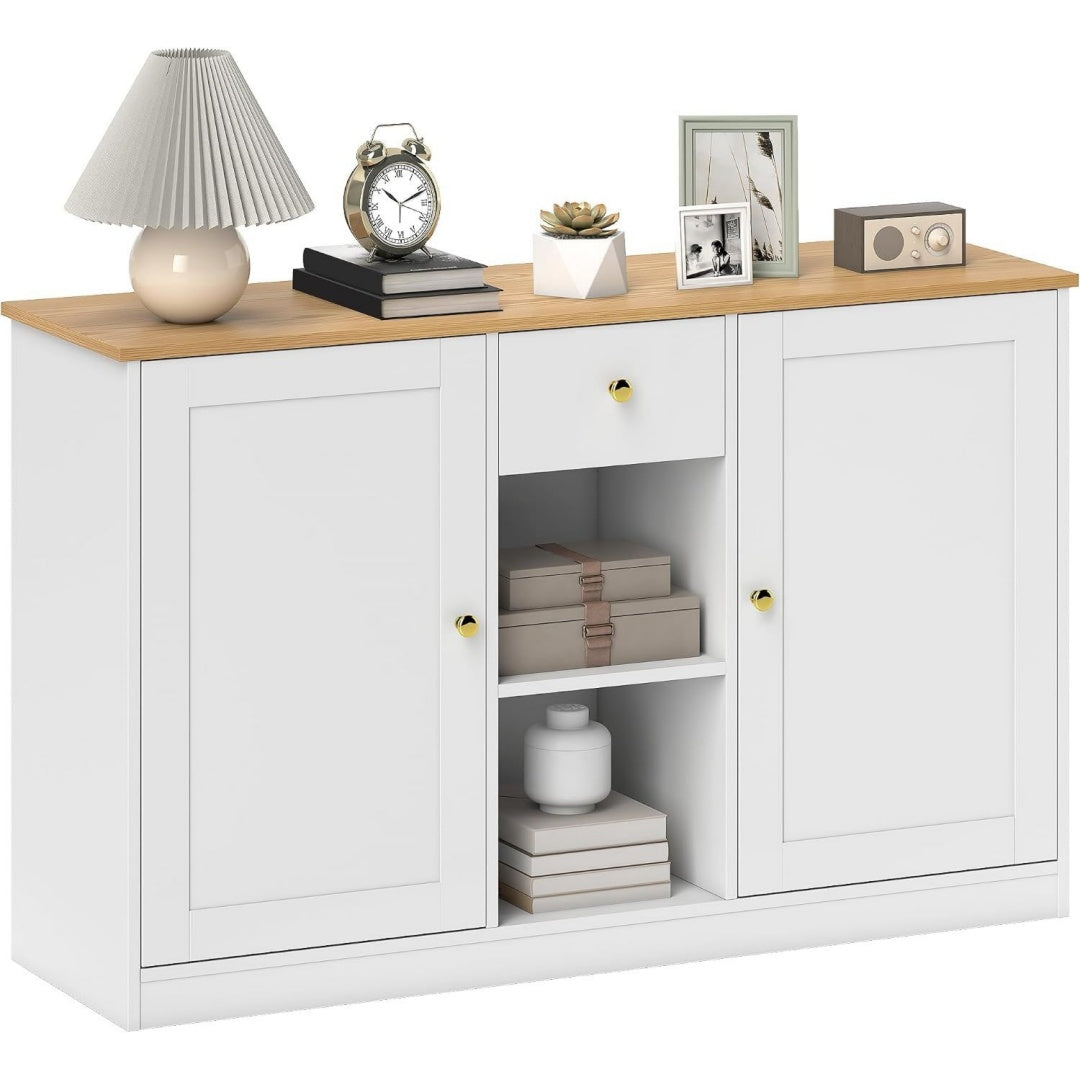 Holzoptik trifft auf offene Ablagen an dem Sideboard
