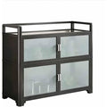 Geschlossener Stauraum ergaenzt das Sideboard in Schwarz