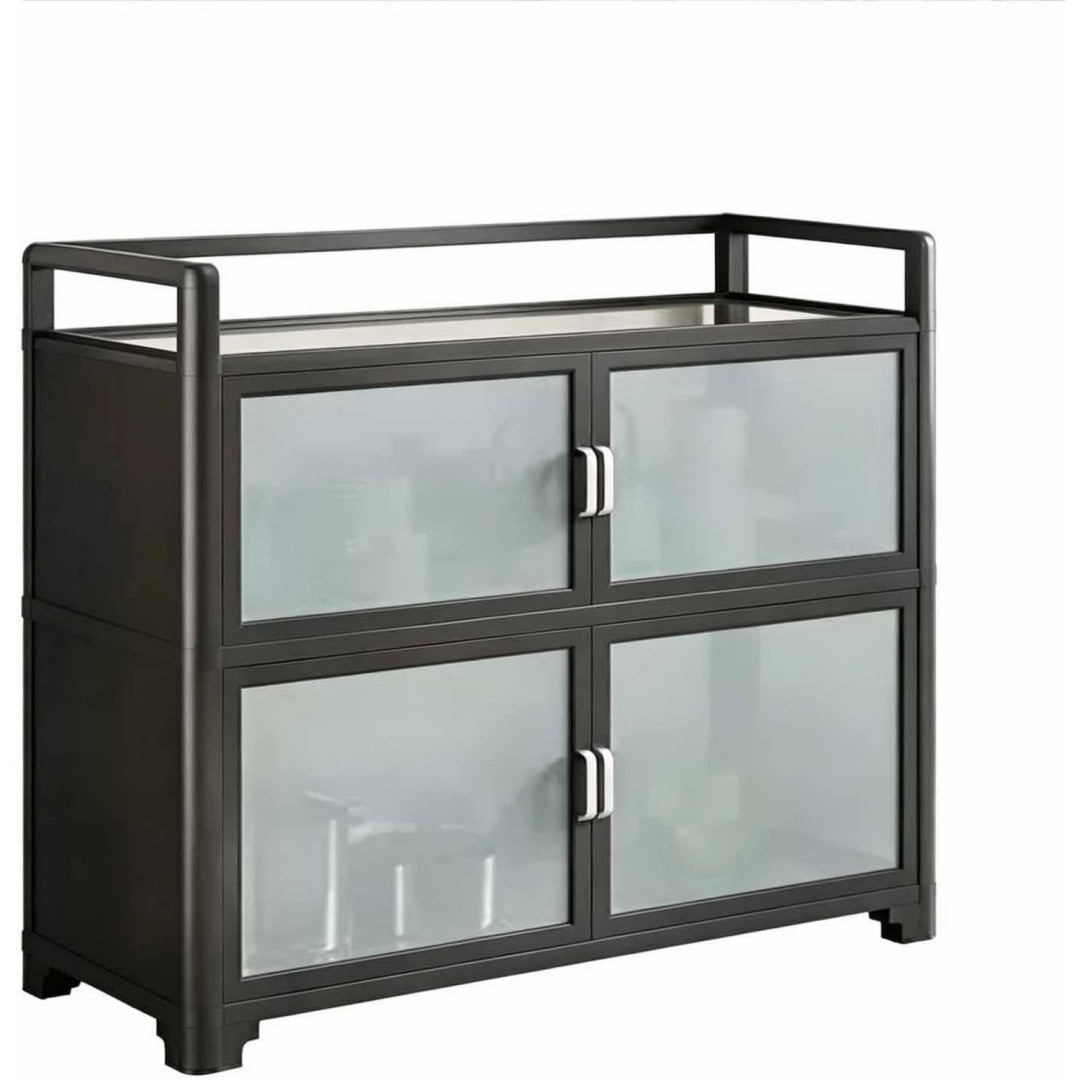 Geschlossener Stauraum ergaenzt das Sideboard in Schwarz
